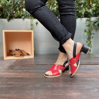 Sandalo bicolore in morbida nappa rosso e nero con tacco basso e largo di 3 cm, comodo e colorato, cinturino alla caviglia.