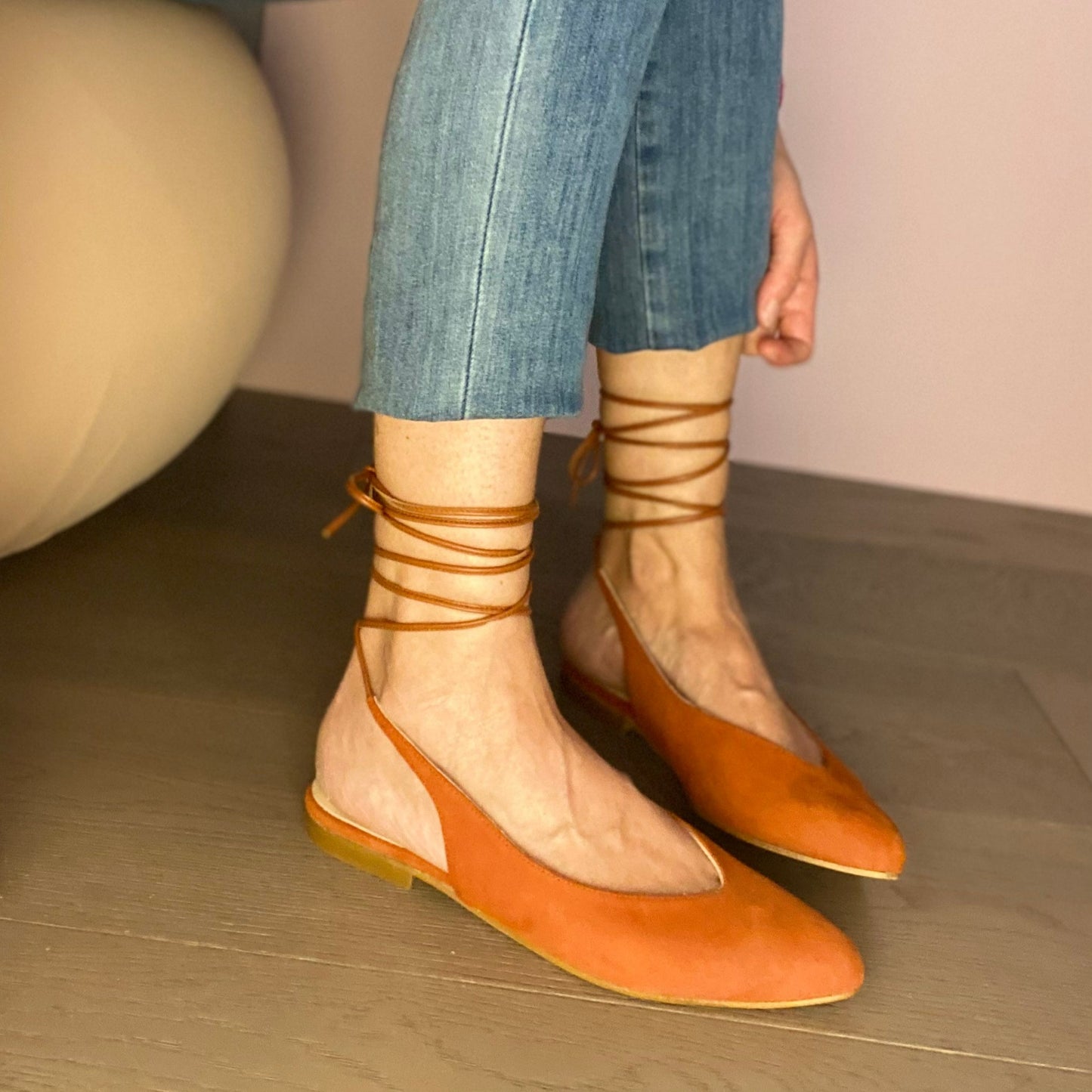 SANDALO SLINGBACK SENZA TACCO, FORMA A PUNTA CON ALLACCIATURA ALLA SCHIAVA. SCOLLO A V E LUNGHI LACCI DA LEGARE INTORNO ALLA CAVIGLIA. CALZATA REGOLARE. TOMAIA - FODERA - SOTTOPIEDE IN PELLE 100%. FONDO IN CUOIO RIGENERATO. CHIUSURA COI LACCI REGOLABILE. PRODOTTO IN ITALIA, MARCHE.