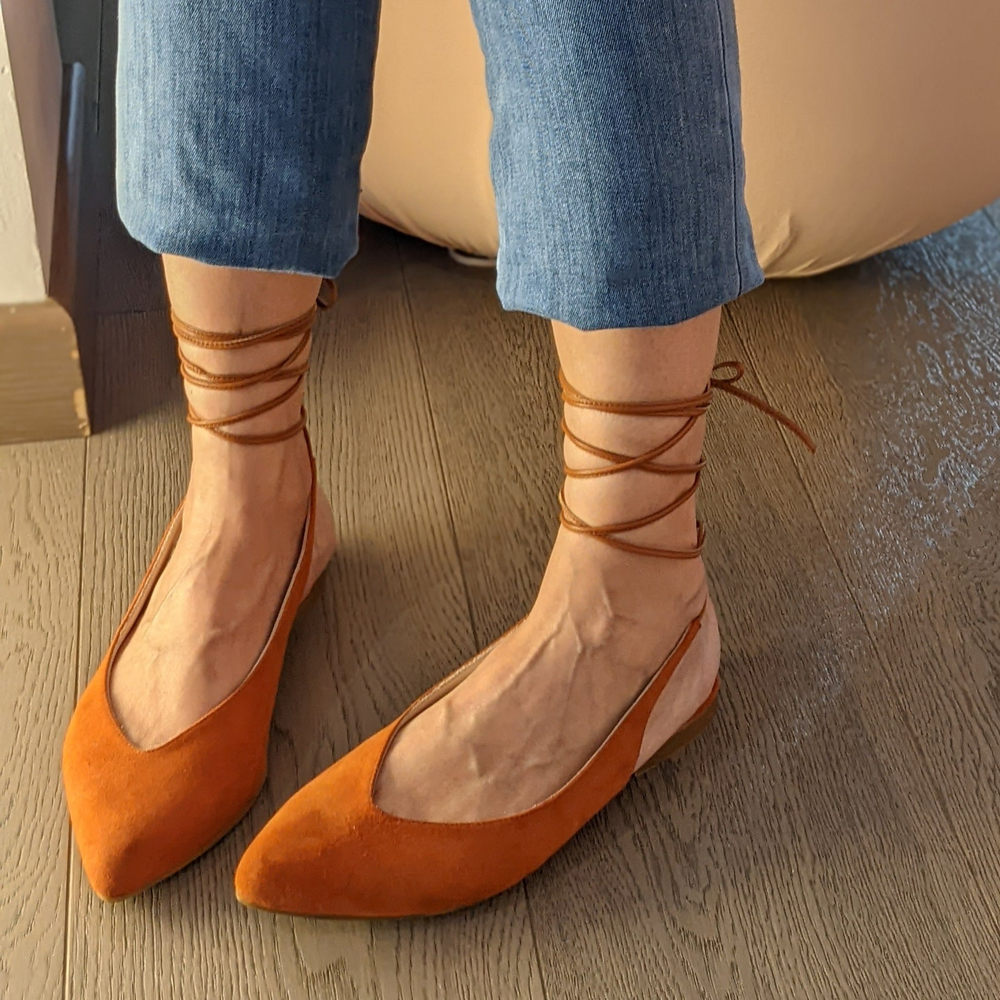 SANDALO SLINGBACK SENZA TACCO, FORMA A PUNTA CON ALLACCIATURA ALLA SCHIAVA. SCOLLO A V E LUNGHI LACCI DA LEGARE INTORNO ALLA CAVIGLIA. CALZATA REGOLARE. TOMAIA - FODERA - SOTTOPIEDE IN PELLE 100%. FONDO IN CUOIO RIGENERATO. CHIUSURA COI LACCI REGOLABILE. PRODOTTO IN ITALIA, MARCHE.