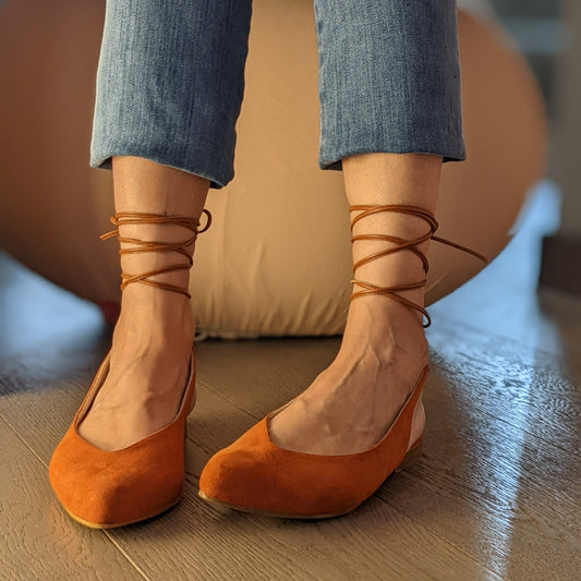 SANDALO SLINGBACK SENZA TACCO, FORMA A PUNTA CON ALLACCIATURA ALLA SCHIAVA. SCOLLO A V E LUNGHI LACCI DA LEGARE INTORNO ALLA CAVIGLIA. CALZATA REGOLARE. TOMAIA - FODERA - SOTTOPIEDE IN PELLE 100%. FONDO IN CUOIO RIGENERATO. CHIUSURA COI LACCI REGOLABILE. PRODOTTO IN ITALIA, MARCHE.