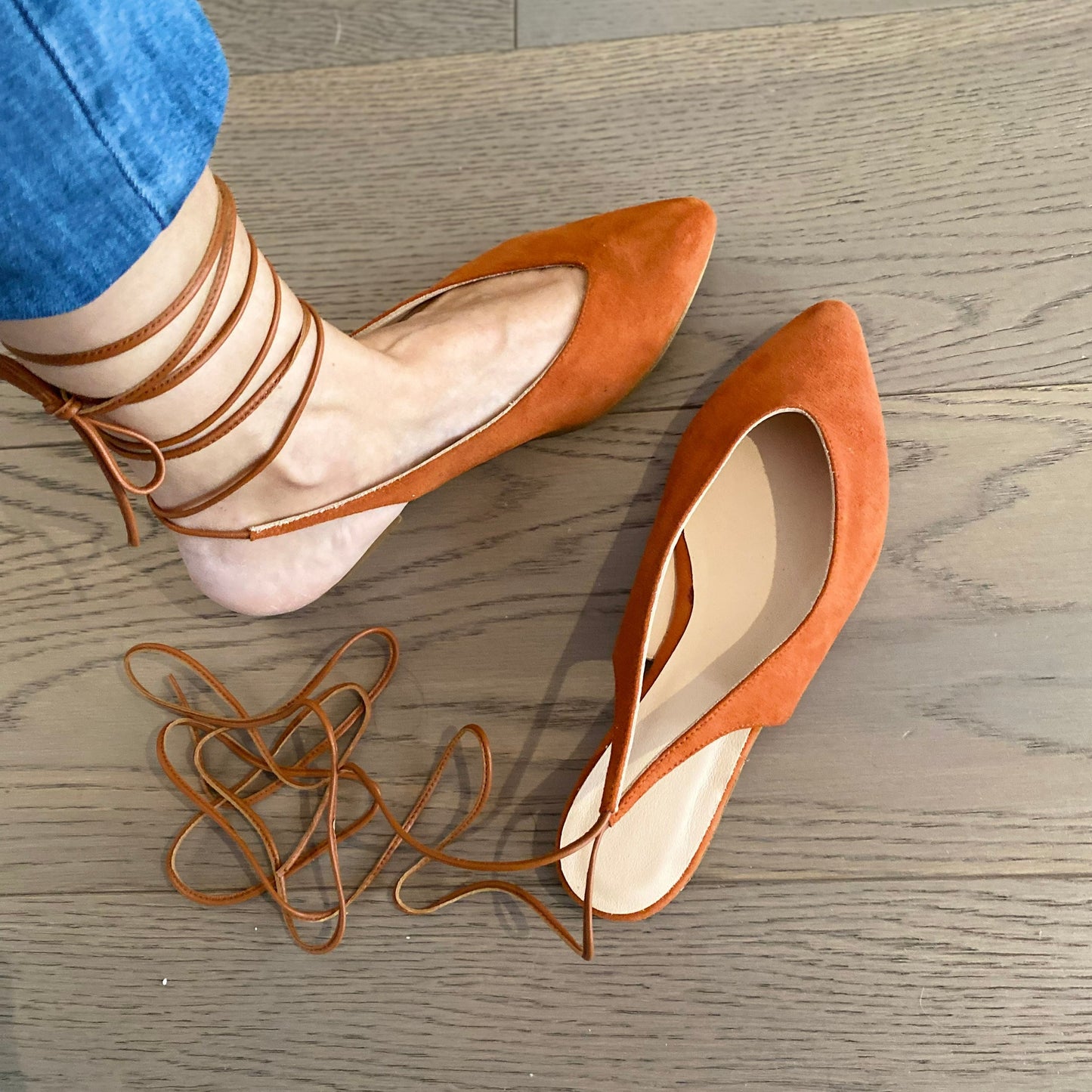 SANDALO SLINGBACK SENZA TACCO, FORMA A PUNTA CON ALLACCIATURA ALLA SCHIAVA. SCOLLO A V E LUNGHI LACCI DA LEGARE INTORNO ALLA CAVIGLIA. CALZATA REGOLARE. TOMAIA - FODERA - SOTTOPIEDE IN PELLE 100%. FONDO IN CUOIO RIGENERATO. CHIUSURA COI LACCI REGOLABILE. PRODOTTO IN ITALIA, MARCHE.