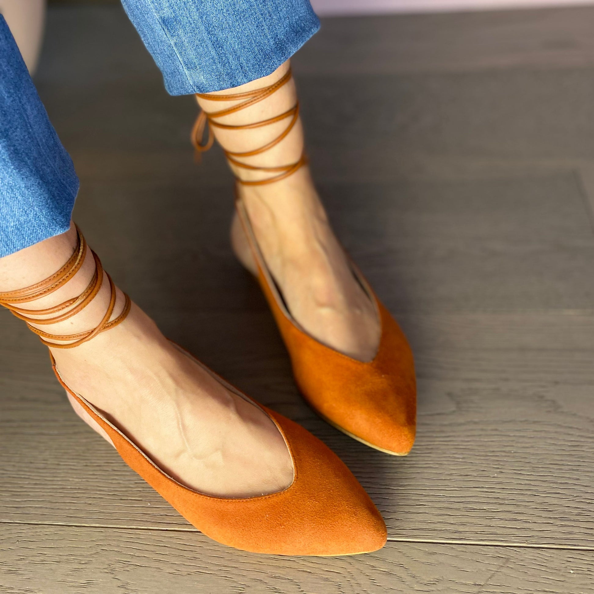 SANDALO SLINGBACK SENZA TACCO, FORMA A PUNTA CON ALLACCIATURA ALLA SCHIAVA. SCOLLO A V E LUNGHI LACCI DA LEGARE INTORNO ALLA CAVIGLIA. CALZATA REGOLARE. TOMAIA - FODERA - SOTTOPIEDE IN PELLE 100%. FONDO IN CUOIO RIGENERATO. CHIUSURA COI LACCI REGOLABILE. PRODOTTO IN ITALIA, MARCHE.