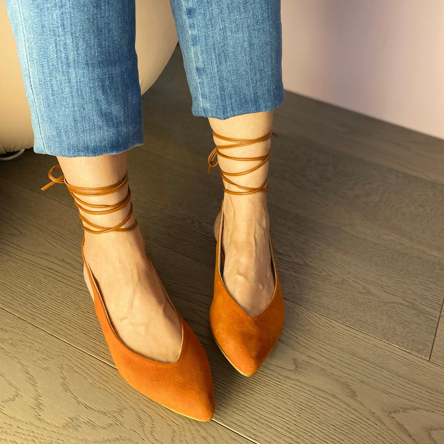 SANDALO SLINGBACK SENZA TACCO, FORMA A PUNTA CON ALLACCIATURA ALLA SCHIAVA. SCOLLO A V E LUNGHI LACCI DA LEGARE INTORNO ALLA CAVIGLIA. CALZATA REGOLARE. TOMAIA - FODERA - SOTTOPIEDE IN PELLE 100%. FONDO IN CUOIO RIGENERATO. CHIUSURA COI LACCI REGOLABILE. PRODOTTO IN ITALIA, MARCHE.
