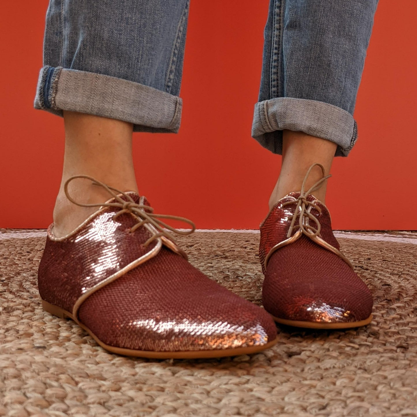 MIRIT È UNA FRANCESINA BASSA ALLACCIATA IN TESSUTO DI MICROPAILLETTES CIPRIA. IL SOLETTO INTERNO, RICOPERTO IN PELLE è ALTO 2 CM SUL TALLONE. IL TACCO ESTERNO è DI 1 CM. 3 CM DI TACCO IN TOTALE, CHE RENDONO ADATTA LA SCARPA ANCHE A CHI NON PUÒ INDOSSARE SCARPPE TROPPO FLAT.  CALZATA COMODA E GENEROSA. TOMAIA IN TESSUTO DI MICROPAILLETTES. FODERA E SOTTOPIEDE IN PELLE 100%. FONDO CUOIO. LACCI IN TESSUTO. PRODOTTO IN ITALIA, MARCHE DA 30sette.