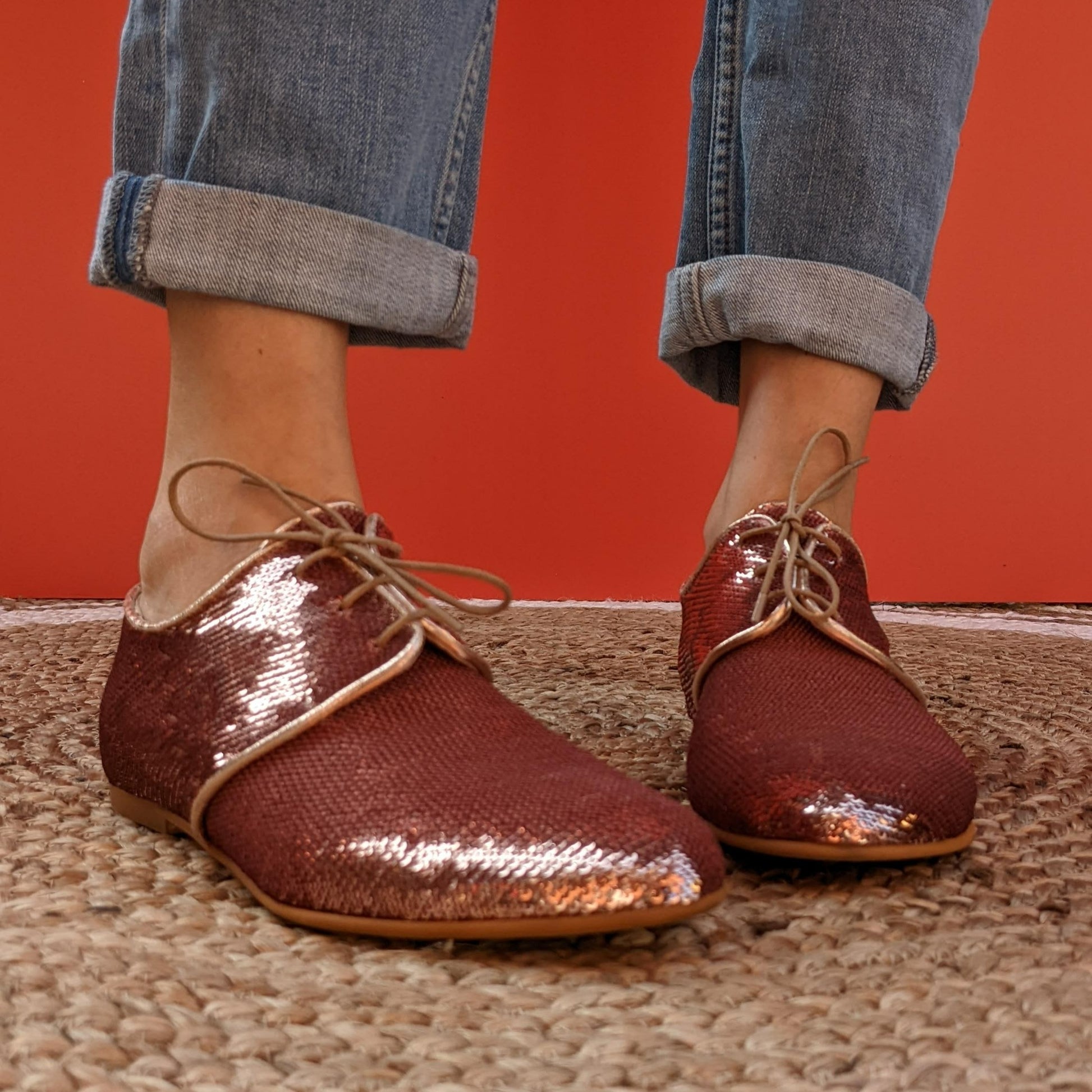 MIRIT È UNA FRANCESINA BASSA ALLACCIATA IN TESSUTO DI MICROPAILLETTES CIPRIA. IL SOLETTO INTERNO, RICOPERTO IN PELLE è ALTO 2 CM SUL TALLONE. IL TACCO ESTERNO è DI 1 CM. 3 CM DI TACCO IN TOTALE, CHE RENDONO ADATTA LA SCARPA ANCHE A CHI NON PUÒ INDOSSARE SCARPPE TROPPO FLAT.  CALZATA COMODA E GENEROSA. TOMAIA IN TESSUTO DI MICROPAILLETTES. FODERA E SOTTOPIEDE IN PELLE 100%. FONDO CUOIO. LACCI IN TESSUTO. PRODOTTO IN ITALIA, MARCHE DA 30sette.