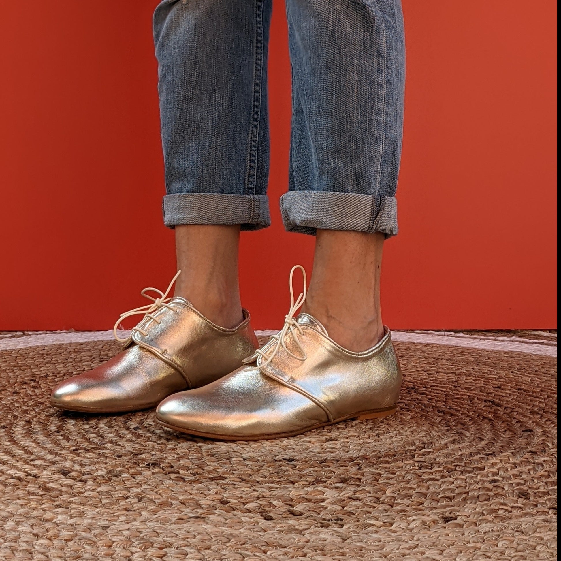 MIRIT È UNA FRANCESINA BASSA ALLACCIATA IN NAPPA METALLIZZATA PLATINO. IL SOLETTO INTERNO, RICOPERTO IN PELLE è ALTO 2 CM SUL TALLONE. IL TACCO ESTERNO è DI 1 CM. 3 CM DI TACCO IN TOTALE, CHE RENDONO ADATTA LA SCARPA ANCHE A CHI NON PUÒ INDOSSARE SCARPPE TROPPO FLAT.  CALZATA COMODA E GENEROSA, MA SE HAI ANCORA DUBBI, CONTATTACI SU WHATSAPP AL 351 8950405 TI AIUTEREMO NELLA SCELTA. TOMAIA - FODERA - SOTTOPIEDE IN PELLE 100%. FONDO CUOIO. LACCI IN TESSUTO. PRODOTTO IN ITALIA, MARCHE DA 30sette.