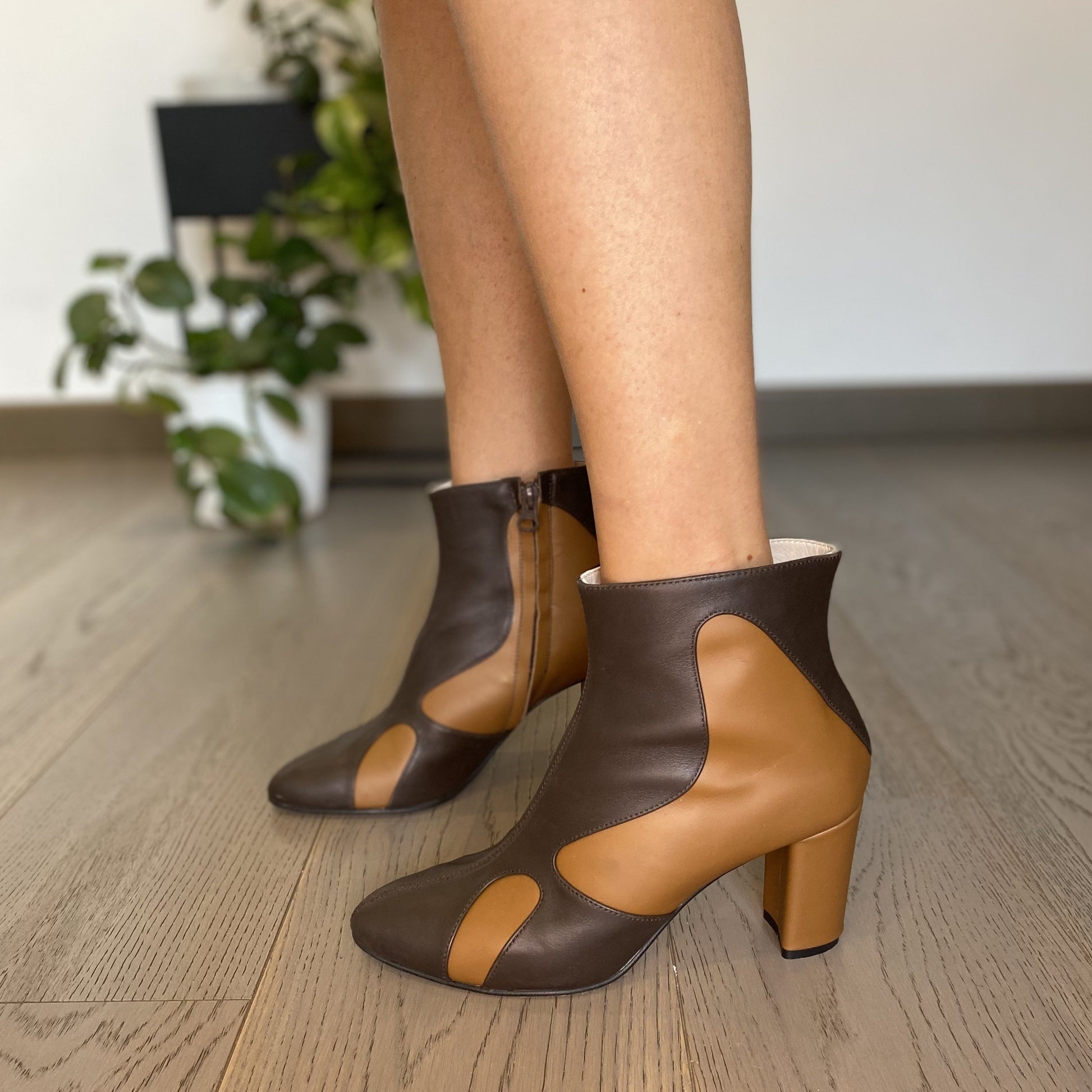 STIVALETTO IN MORBIDA NAPPA BICOLORE  TESTA DI MORO E CUOIO. SUOLA IN TUNIT.  CALZATA REGOLARE E COMODA. TACCO COMODO DI 7 CM. TOMAIA - FODERA - SOTTOPIEDE IN PELLE 100%. FONDO TUNIT. CHIUSURA CON CERNIERA.